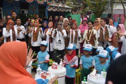 Ibu Iriana Jokowi sosialisasikan cuci tangan dan tes IVA di Palembang