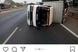 Selasa pagi, dua kendaraan roda empat terjadi kecelakaan