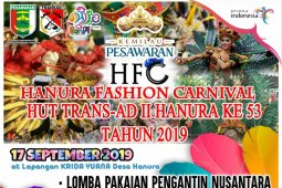 Desa Hanura gelar festial pakaian