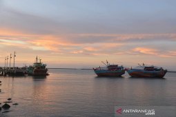 Kolam pelabuhan perikanan Samudera masih dangkal