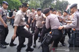 Massa terlibat bentrok dengan polisi tolak Firli Bahuri jadi Ketua KPK