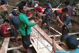 Warga Meratus HST bangun bendungan untuk sarana air bersih