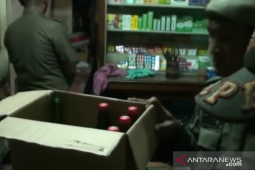 Sejumlah toko obat jual miras digrebek, truk parkir liar diderek di Tambora