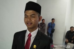 Wakil Ketua DPRD Basel minta maaf pakai sepatu sport saat Sidang Paripurna