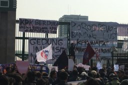 Massa demo memadati Jalan Gatot Subroto, tolak RKUHP dan pelemahan terhadap KPK