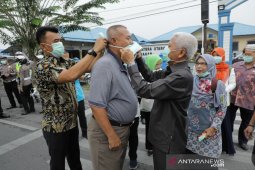 Plt Bupati Asahan bagikan masker  kepada penguna jalan