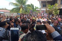 Aksi massa di Manokwari berkumpul di Dewan Adat Papua