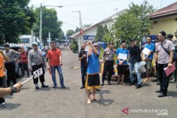 Tersangka peragakan 17 adegan yang mengakibatkan polisi terbakar