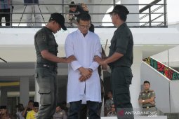 Tiga pasangan nonmuhrim dihukum cambuk