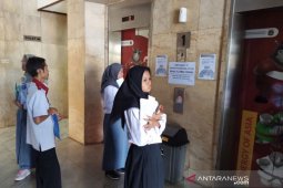 Belasan anggota PKK terjebak di dalam lift akibat kelebihan kapasitas tampung
