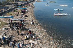 Peringati WCA penggiat lingkungan bersihkan pantai di Kota Parepare