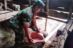 Koramil 18/Pargarutan membuat jamban keluarga Desa Huraba
