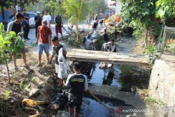 Pemuda dan masyarakat Indramayu bersihkan sungai peringati "Wolrd Clean up Day"