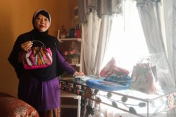 Padukan jeans dengan kain etnik Kalbar, raup keuntungan belasan juta rupiah