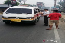 Kabut asap makin tebal, Ketua DPRD Madina bagi-bagi masker