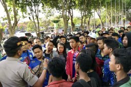 Laga tanpa penonton, ratusan suporter Persib tetap datang ke Sidoarjo