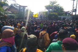 Demo mahasiswa tolak revisi UU KPK di DPRD Kaltim berlangsung ricuh
