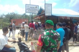 Warga Desa Saradang tahan armada angkutan PT BES