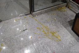 Pengunjuk rasa kembali lempar  telur ke gedung KPK