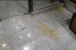 Pengunjuk rasa beratribut PMII kembali lempar telur ke gedung KPK