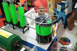 Cetak "paving block" dari limbah plastik,  warga Kaltara juara I lomba TTG nasional