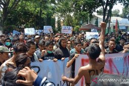 Di Kediri, demo mahasiswa blokade jalan