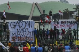 Mahasiswa berupaya jebol pagar Gedung DPR RI
