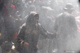 Demo mahasiswa di DPR ricuh, polisi tembakkan "water cannon"