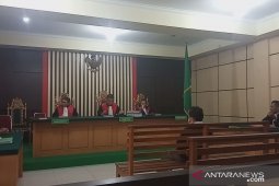 Terdakawa korupsi pembangunan embung di Tebo tertunduk lemas  divonis 18 bulan penjara