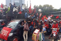 Ribuan mahasiswa jebol kawat barier saat demo di depan Gedung DPR/MPR