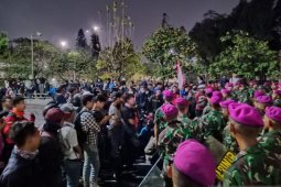 TNI AD dan Marinir tenangkan mahasiswa di jembatan layang  JCC