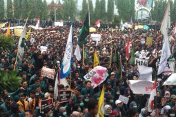 Massa buruh dan mahasiswa bergabung di Monas menuju Senayan