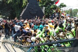 Ribuan mahasiswa pendemo jebol gerbang DPRD  Jateng