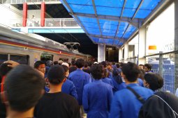 Demo mahasiswa, massa terus berdatangan menuju DPR RI gunakan kereta api