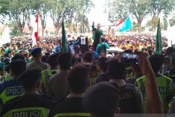Tuntut kesejahteraan petani, mahasiswa  segel ruang kerja Gubernur Sumbar
