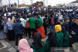 Sempat ricuh, mahasiswa bacakan tujuh tuntutan dan membubarkan diri