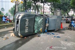 Sejumlah kendaraan polisi dirusak massa di Medan
