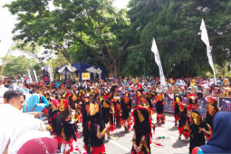 Ribuan warga Banyuwangi sambut antusias ajang balap sepeda ITdBI (Video)