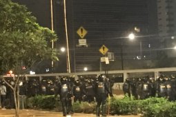 Ricuh, sejumlah Brimob terluka akibat dilempar batu oleh demonstran
