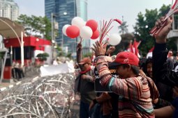 Demonstran 13 ormas pasang keranda mayat di depan gedung KPK