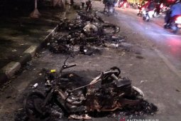 Kerangka kendaraan teronggok di tepi jalan setelah demo