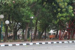 Massa demonstrasi di DPR lempari aparat dengan batu