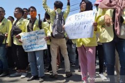 Mahasiswa Kuningan unjuk rasa di depan gedung DPRD