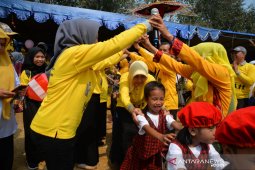Bupati main ular naga bersama anak-anak