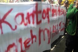 Mahasiswa segel gedung DPRD Langkat