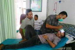 Seorang anggota DPRK Aceh Barat dilarikan ke RS karena  terkena lemparan saat demo