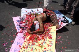 Aksi teatrikal mewarnai demo jurnalis Sidoarjo