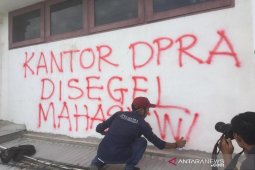 Demo mahasiswa, Kantor DPR Aceh "disegel"