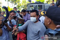 Demonstrasi Surabaya sempat memanas, diwarnai pelemparan batu hingga kapak