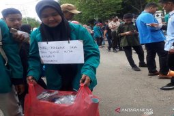 Mahasiswa bersihkan sampah di lokasi demo